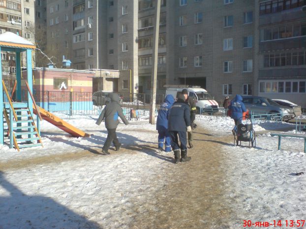 Ребенка уносят 