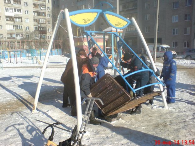 Качели удерживают на весу