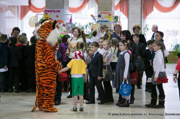 В фойе