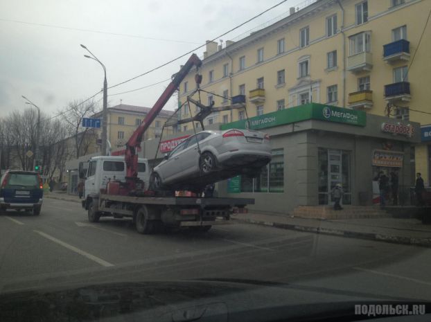 Эвакуатор везет авто на штрафстоянку