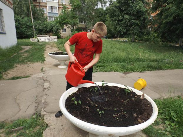 Летняя трудовая бригада взялась за дело