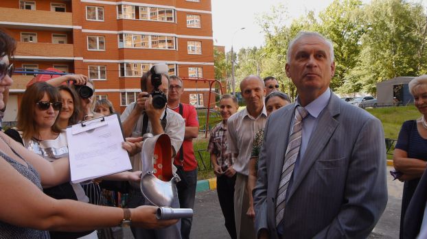 Владимиру Иванову вручают калошу