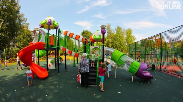 В Климовске появилась современная детская площадка