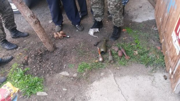 В гаражах обнаружены схроны оружия и боеприпасов