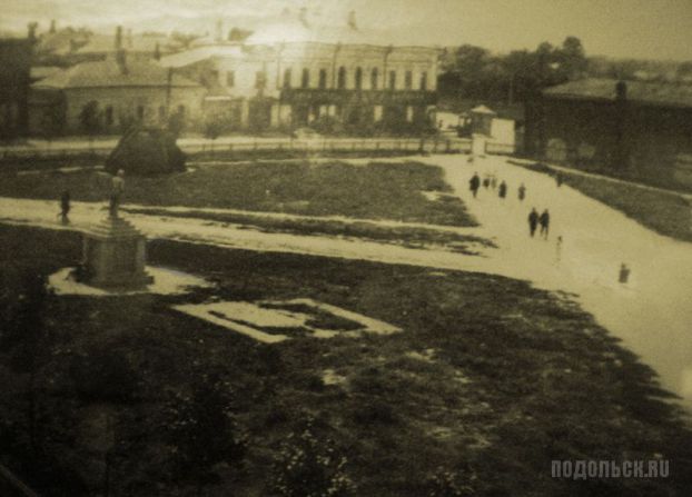 Гипсовый памятник
