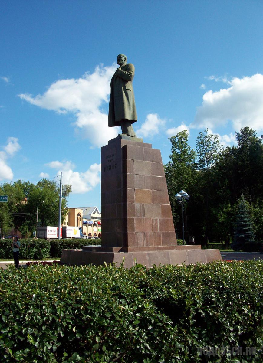 Памятники подольска. Памятник Ленину в Подольске. Памятник Ленину на Советской площади в Подольске. Памятник Ленина на площади Ленина город Подольск. Статуя Ленина в Подольске.