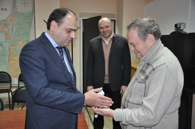Вручение ключей от новых квартир жителям аварийного дома