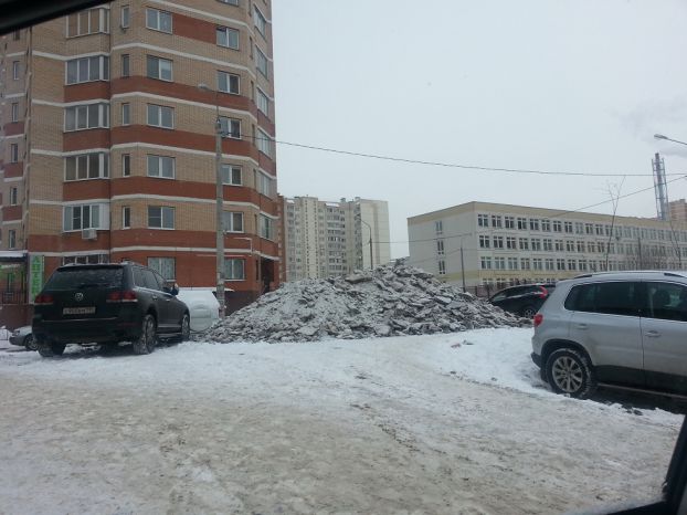 УК Подольска вместо свалки предпочла сложить снег на детской площадке возле школы