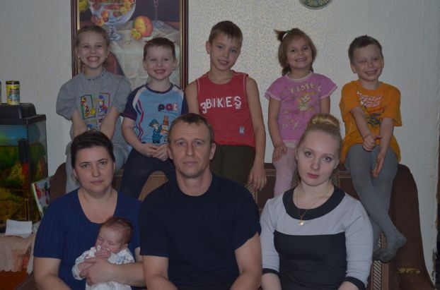 Большая подольская семья. 4 своих, 3 приемных.