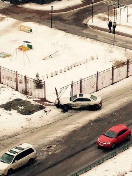 Автомобиль застрял в заборе детского сада