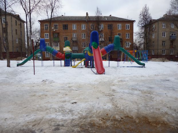На детской площадке