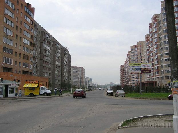 Слева - Подольск, справа - Москва