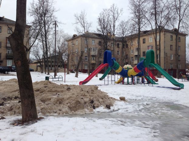 На детской площадке