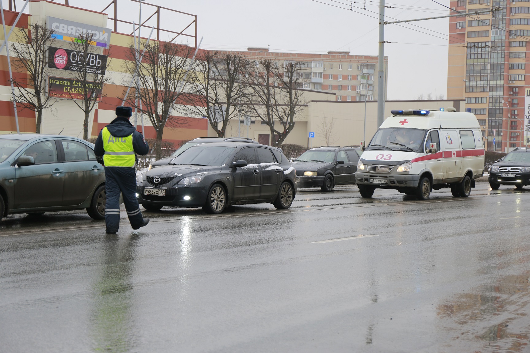 Сайт гибдд казань. Уступи дорогу спецтранспорту. Рейд ГИБДД Казань. Рейд Уступи дорогу. Уступите дорогу спецтранспорту.