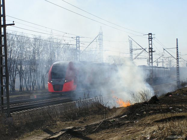 Пал травы угрожает безопасности