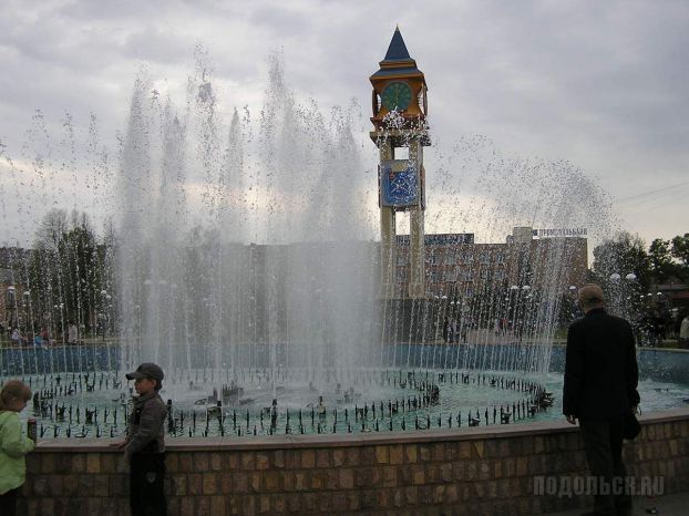У фонтана