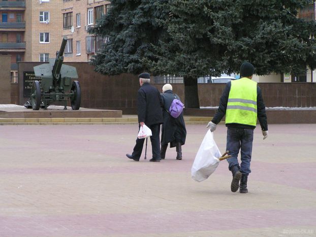 Уборка на Октябрьской площади