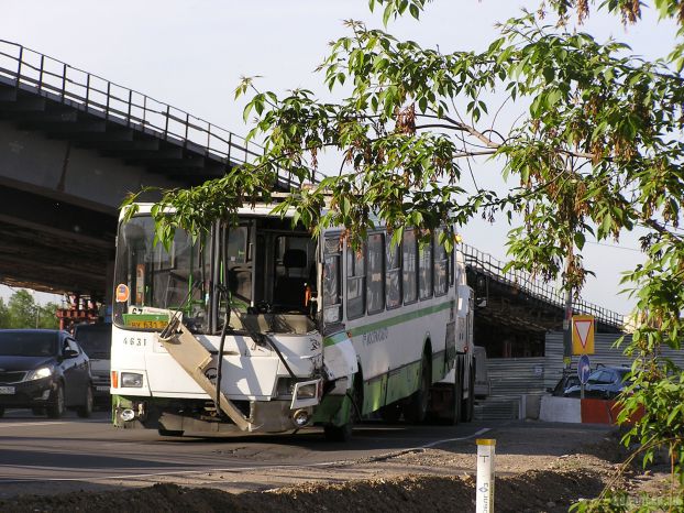 Автобус после незначительного ДТП