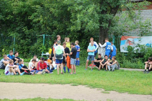 Футбольный и хоккейный «Витязь» поддержат дворовых футболистов