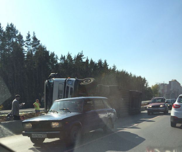 Опрокинувшаяся фура на Объездной вызвала пробку