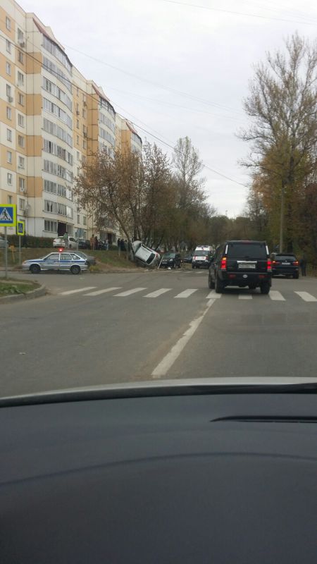 В Подольске после ДТП автомобиль застрял в дереве