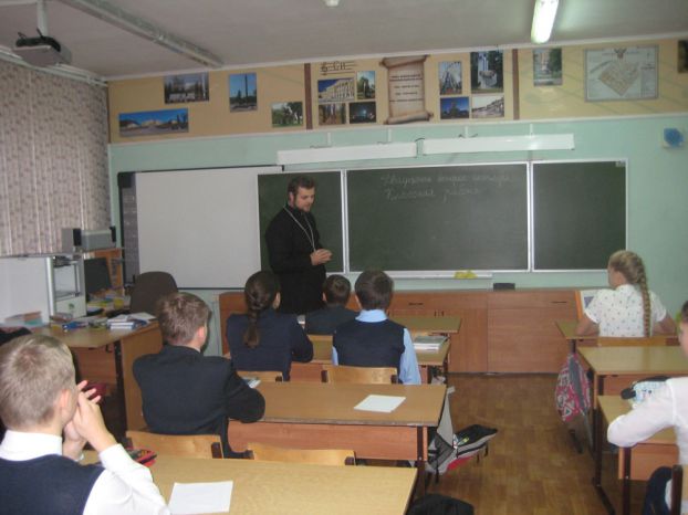 Священнослужители провели беседы со школьниками