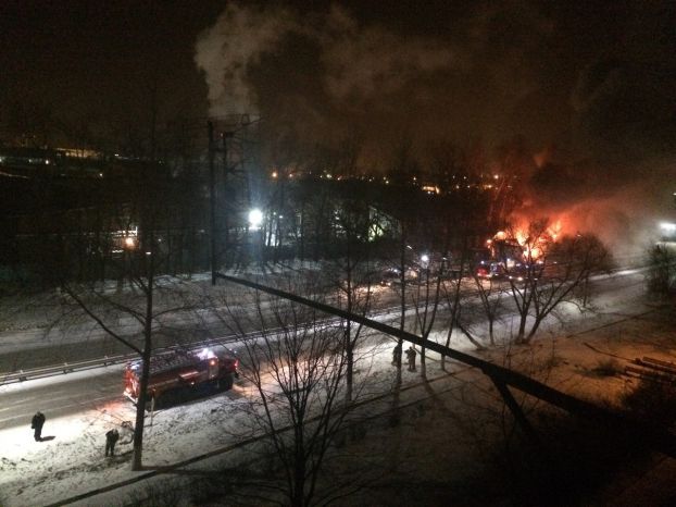 В Подольске сгорел торговый павильон на автобусной остановке