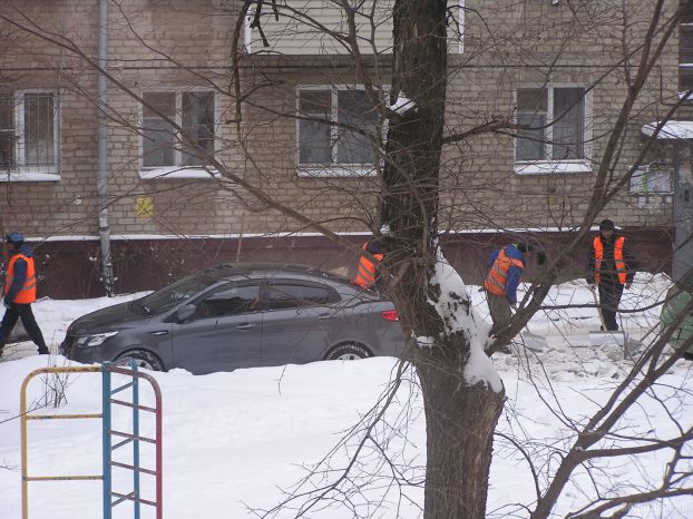 Снег во дворах Подольска убирают в две смены
