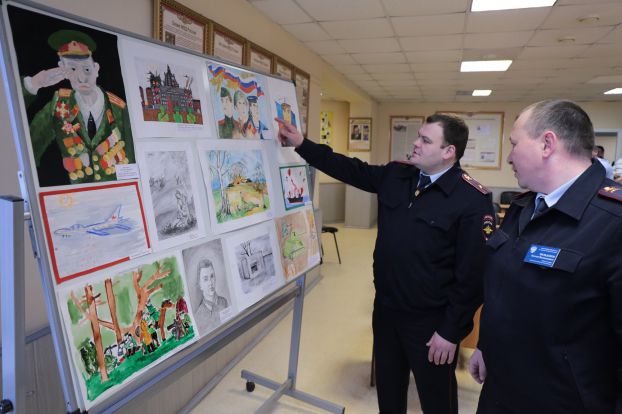 Праздничная выставка рисунков прошла в ОГИБДД