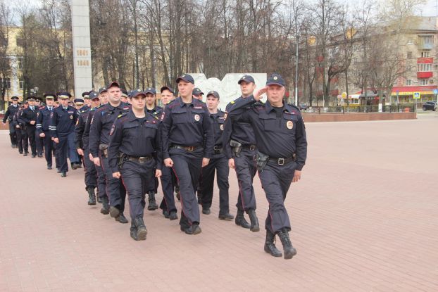 Строевой смотр полиции прошел на площади Славы