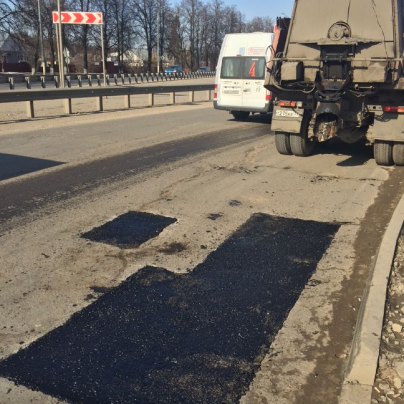 Ямочный ремонт автомобильных дорог местного значения идет в Подольске