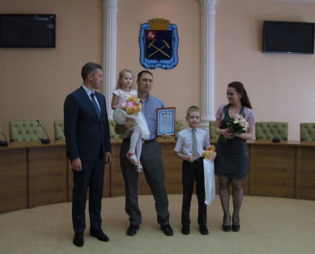 В Подольске торжественно вручили жилищные сертификаты молодым семьям