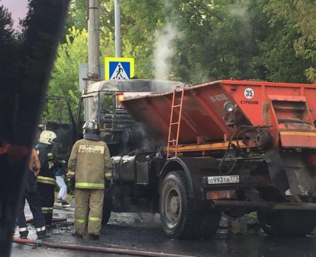 Вчера в Подольске на Большой Серпуховской улице загорелся КамАЗ.
