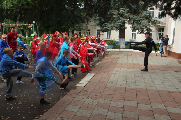 «Зарядка со стражем порядка» прошла в детском лагере