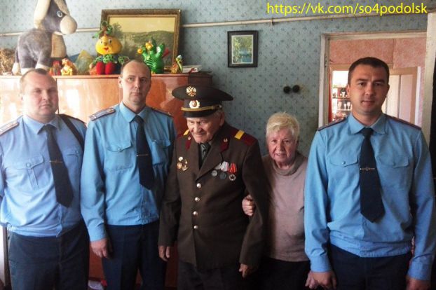 Подольские пожарные навестили своего ветерана