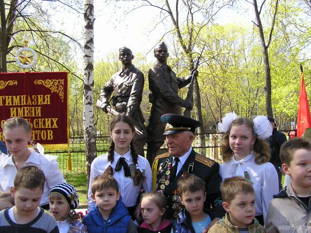 У памятника в Климовске