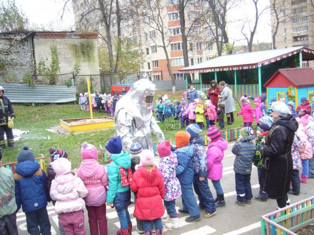 Пожарные провели урок в детском саду