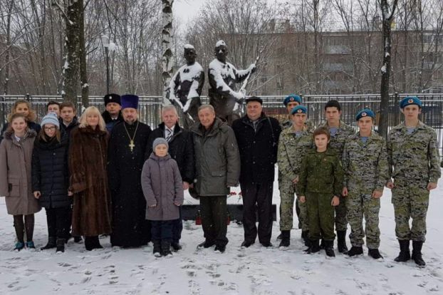 У памятника в гимназии