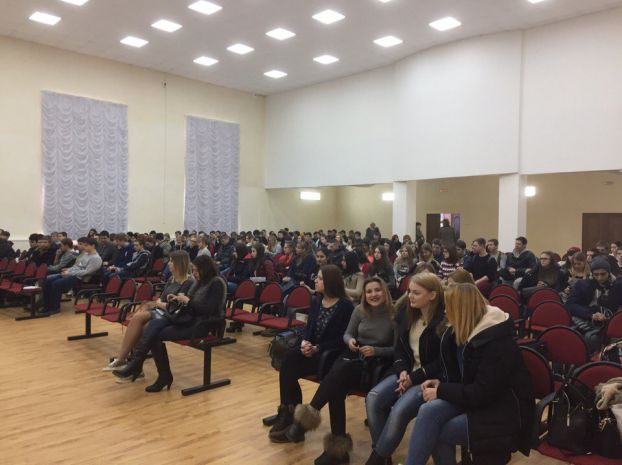 Сотрудник линейного отдела полиции провел профилактическую беседу со студентами