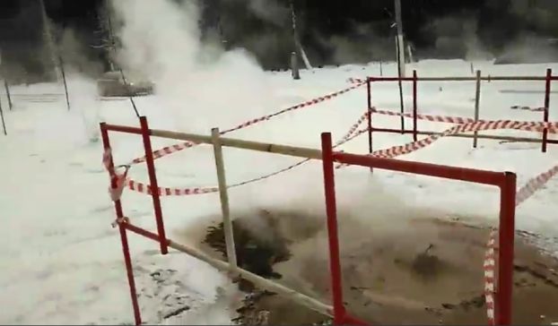 Грязевые гейзеры забили на Высотной улице