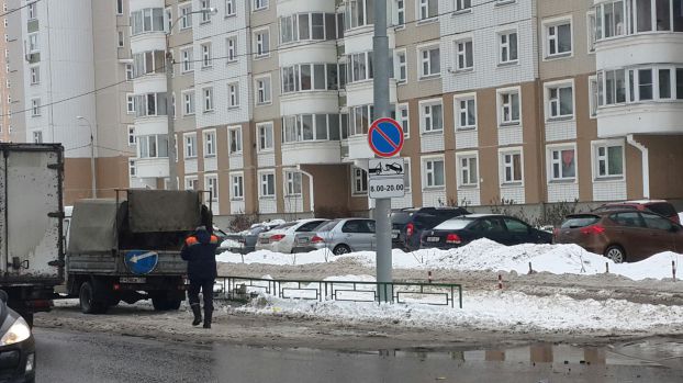 Стоянка автомобилей на улице Академика Доллежаля запрещена