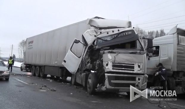 В ДТП с фурами на Симферопольском шоссе погибли два человека