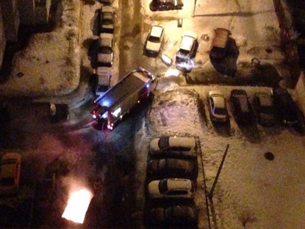 В Подольске посреди парковки загорелся мусорный контейнер