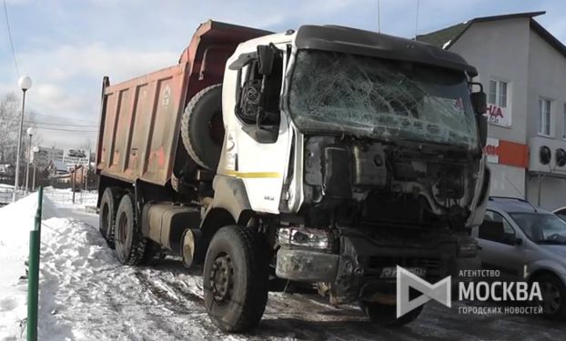 Грузовик протаранил рейсовый автобус в Былове