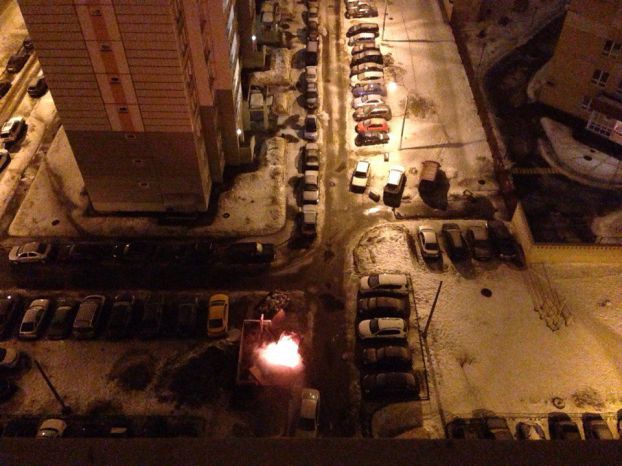 В Подольске посреди парковки загорелся мусорный контейнер