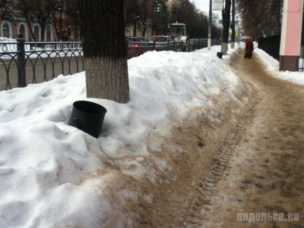 Тротуар у входа в Детский парк культуры и отдыха 5 февраля