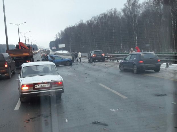 На асфальте лед
