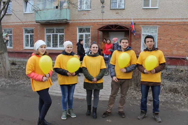 с пожеланиями всего самого доброго раздавали конфеты прохожим. 