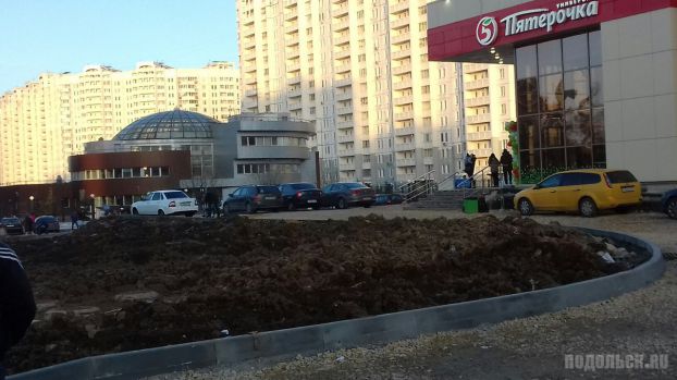 Благоустройство у нового ТЦ в Подольске завершат в конце мая