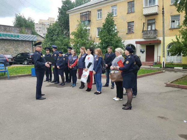 В Подольске прошел рейд по парковкам на газонах